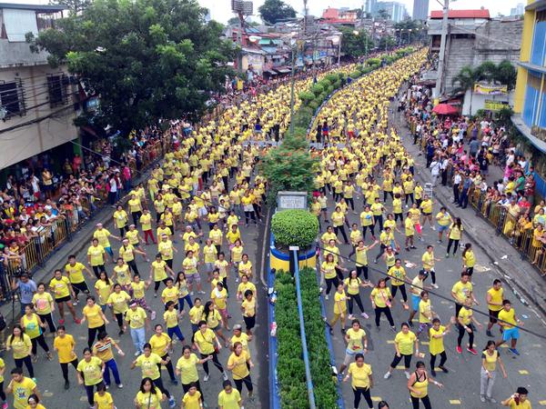 12 975 человек одновременно приняли участие в тренировке по зумбе в городе Мандальюионг, Филипины