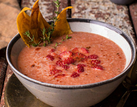 Вкусный эксперимент Herbalife Nutrition: томатный суп с чипсом из маракуйи и клубникой